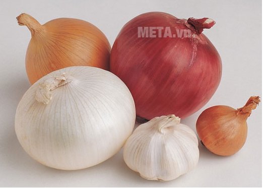 Khi bé bị muỗi đốt, bạn hãy cắt đôi nhánh tỏi rồi xoa lên vùng bị muỗi đố