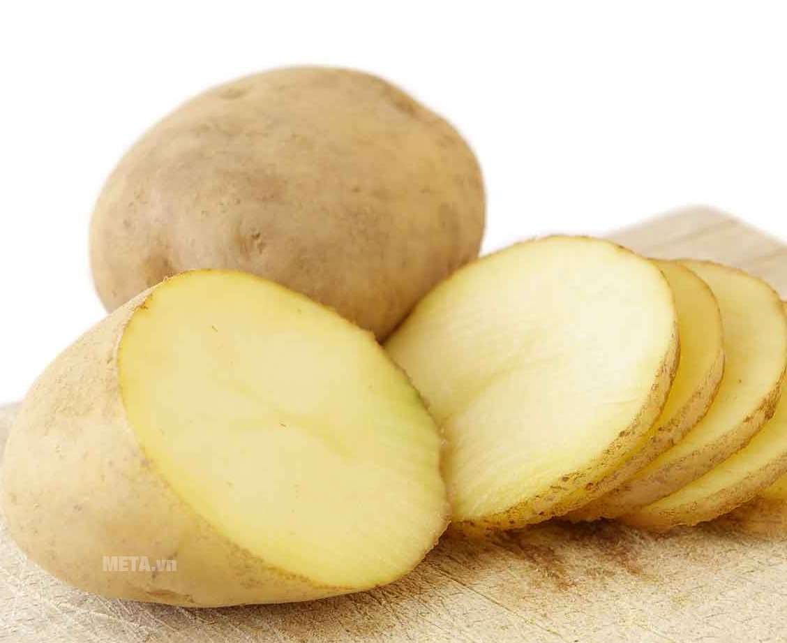 Dùng khoai tây cắt lát và xoa lên nốt muỗi đốt