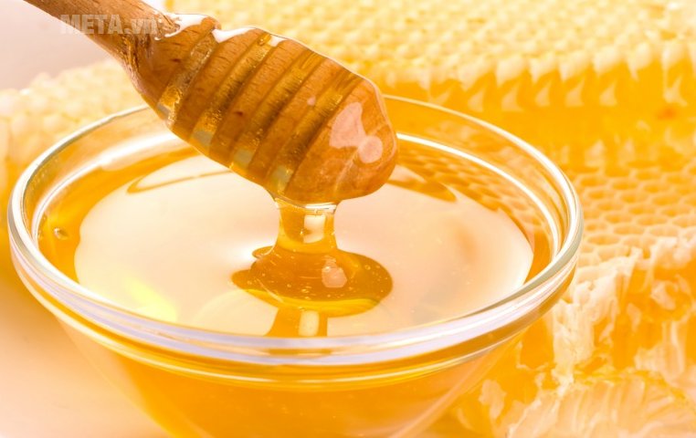 Thoa mật ong vào các phần da bị muỗi cắn