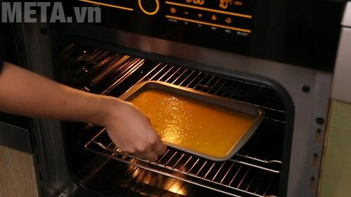 Bạn cần để khay nướng đúng vị trí cho bánh chín đều và có màu đẹp mắt 