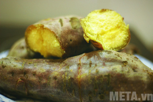 Khoai lang rửa sạch và luộc chín Khoai lang rửa sạch và luộc chín