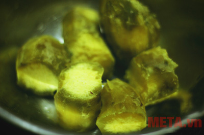 Đợi khoai nguội và nghiền lát khoai Đợi khoai nguội và nghiền lát khoai