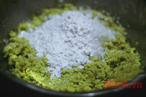 Trộn khoai cùng các nguyên liệu Trộn khoai cùng các nguyên liệu