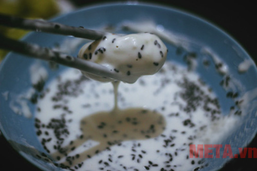 Nhúng khoai qua một lớp bột chiên giòn Nhúng khoai qua một lớp bột chiên giòn