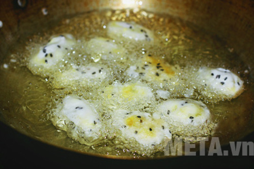 Chiên khoai đều các mặt đến khi vàng đều là được Chiên khoai đều các mặt đến khi vàng đều là được