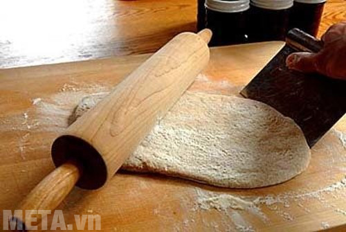 Cán bột mỏng và phủ một lớp dầu olive để tạo độ thơm cho bánh