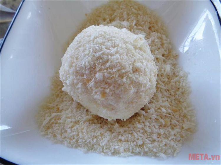 Lăn bánh qua bột chiên xù Lăn bánh qua bột chiên xù