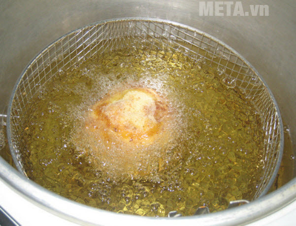 Chiên trong chảo dầu sôi Chiên trong chảo dầu sôi