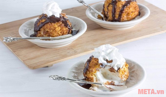 Bạn có thể dùng socola hoặc kem tươi để trang trí Bạn có thể dùng socola hoặc kem tươi để trang trí