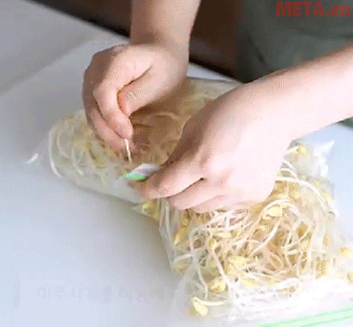 Sau khi cho giá vào túi kéo bạn cần đâm 2 - 3 lỗ để tránh giá bị úng