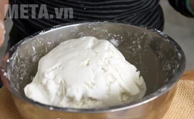 Trộn đều hỗn hợp bột nếp, bột gạo, bột nở và đường vào nhau 