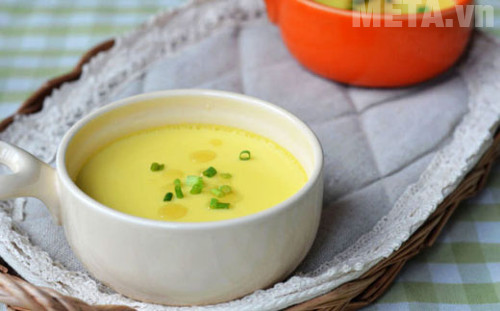 Mật ong kết hợp với trứng và sữa là món ăn tăng vòng 1 được nhiều chị em lựa chọn