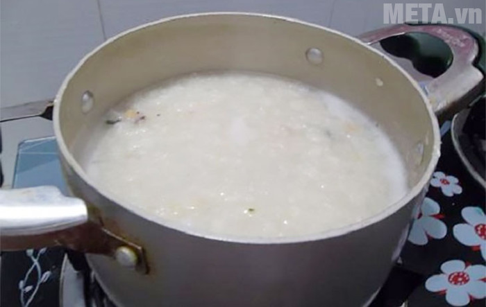 Các mẹ không nên nấu một nồi cháo to và để cho bé ăn cả ngày