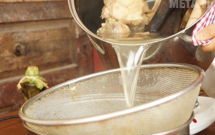 Các mẹ nên cho con ăn cả thịt và nước hầm xương để đảm bảo đủ dinh dưỡng