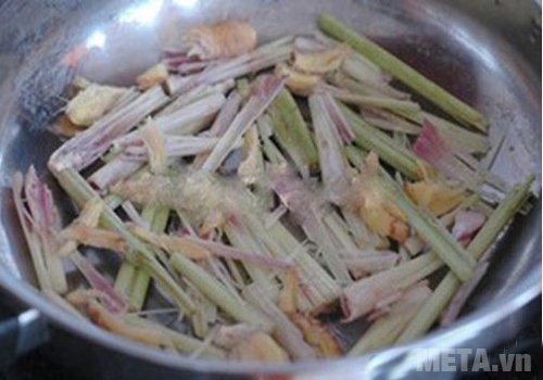 Xếp sả và gừng dưới đáy nồi