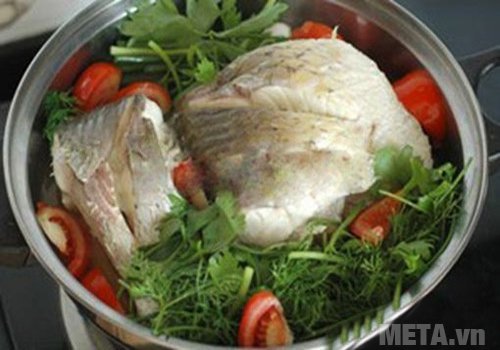 Cho cá lên trên xả và gừng 