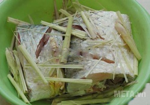 Làm sạch cá và ướp cá