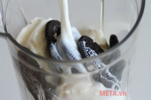 Cho sữa tươi vào xay cùng 