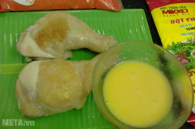 Đánh tan trứng vào một chiếc bát nhỏ  Đánh tan trứng vào một chiếc bát nhỏ