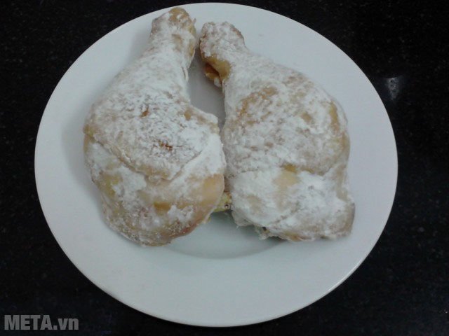 Lăn đùi gà vào bột chiên giòn  Lăn đùi gà vào bột chiên giòn