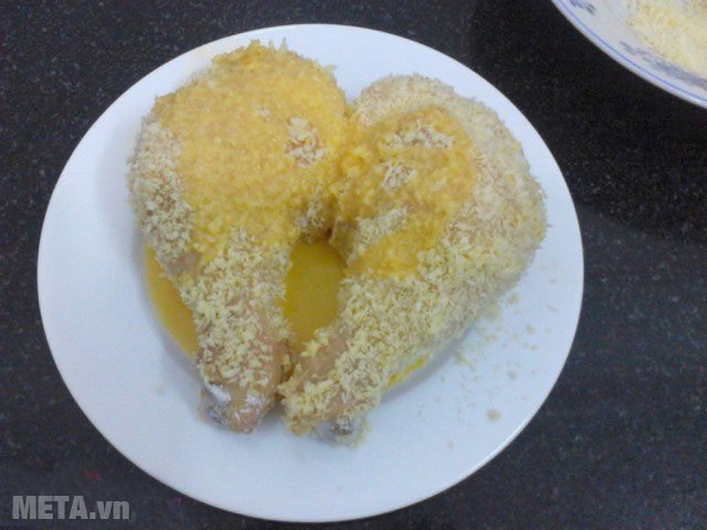 Lăn lại đùi gà 1 lần nữa với bột chiên xù  Lăn lại đùi gà 1 lần nữa với bột chiên xù