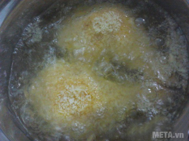 Cho đùi gà vào chảo sâu lòng để rán  Cho đùi gà vào chảo sâu lòng để rán