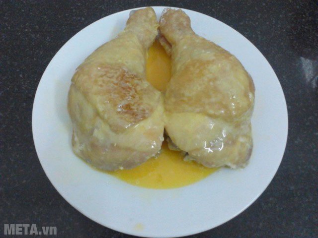 Nhúng đùi gà đã lăn qua bột vào trứng  Nhúng đùi gà đã lăn qua bột vào trứng