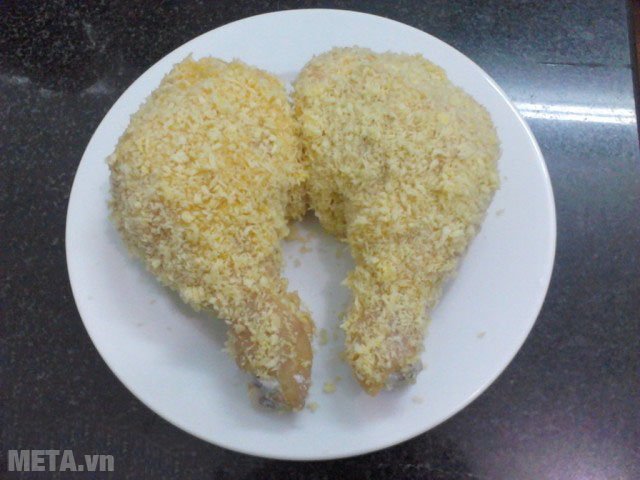 Lăn đùi gà tiếp 1 lần nữa vào bột chiên xù Lăn đùi gà tiếp 1 lần nữa vào bột chiên xù