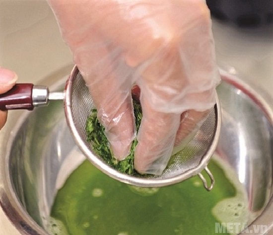 Xay lá dứa và lọc lấy nước giúp xôi có màu xanh hấp dẫn hơn 