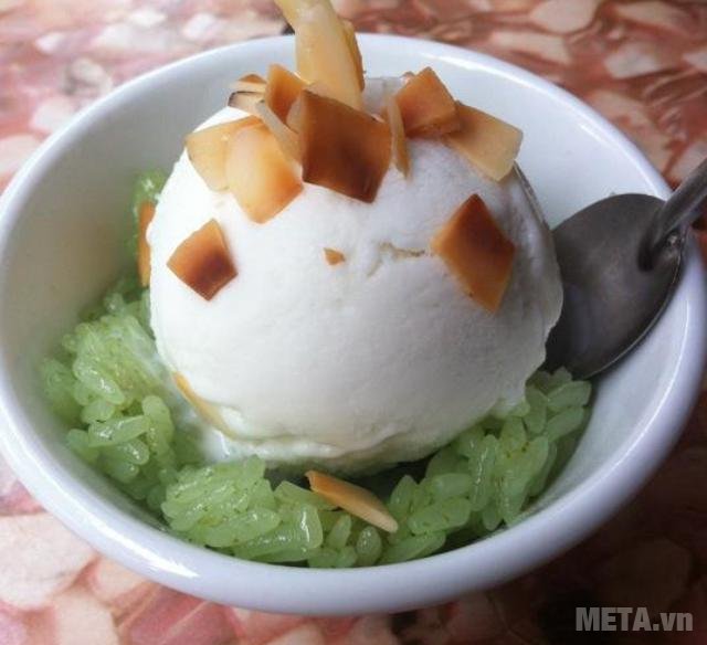 Món kem xôi của bạn đã hoàn thành, trông thật bắt mắt và ngon miệng 