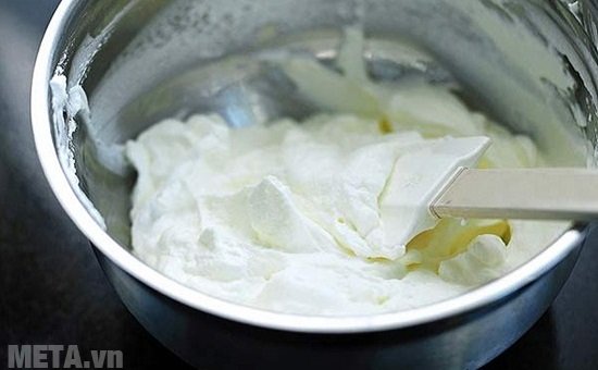 Trộn kem tươi, sữa tươi và sữa chua với đường đều lên 