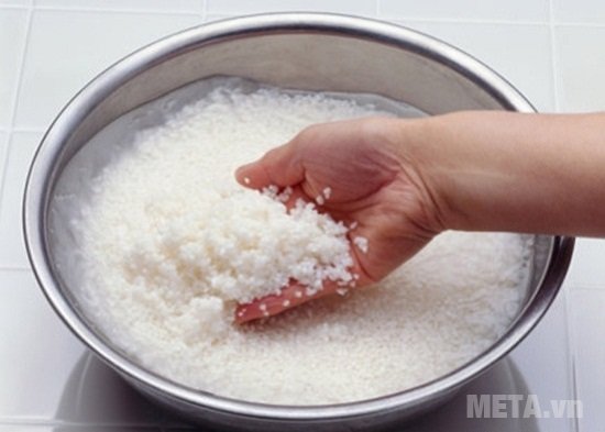Ngâm gạo nếp và vo thật sạch 