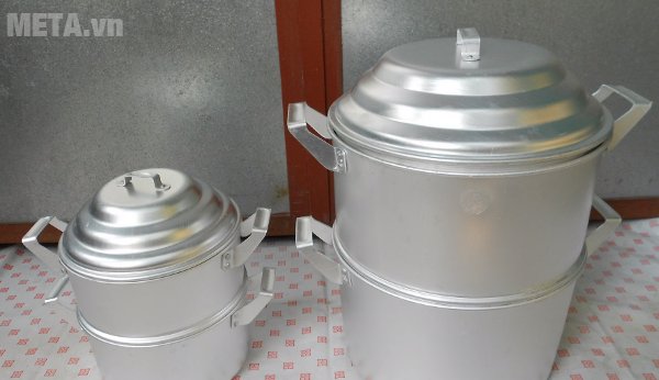 Cho gạo vào xửng hấp để nấu xôi