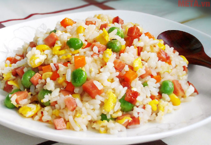 Cơm chiên dương châu với những nguyên liệu có mà sắc bắt mắt, nhìn chẳng lỡ ăn