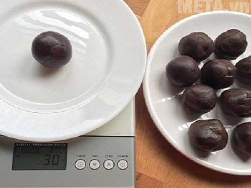 Viên đậu thành những hình tròn để làm nhân bánh