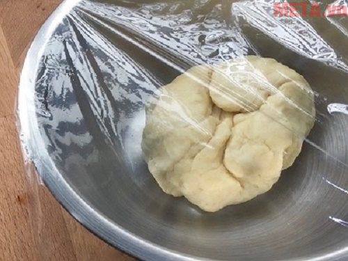 Sau khi trộn bột bạn để bột nghỉ trong thời gian 30 phút