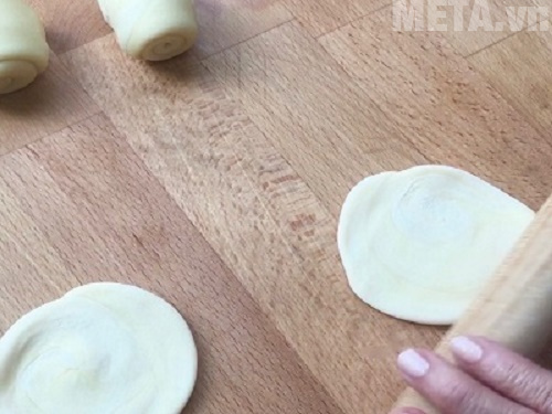 Bạn cán bột lần hai và lưu ý không nên cán bột mỏng quá