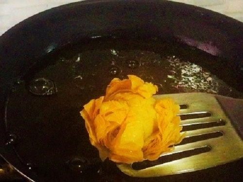 Chiếc bánh khi bạn chiên sẽ có hình hoa sen đẹp mắt