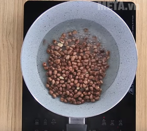 Bạn đun lạc đã rang với nước và đường