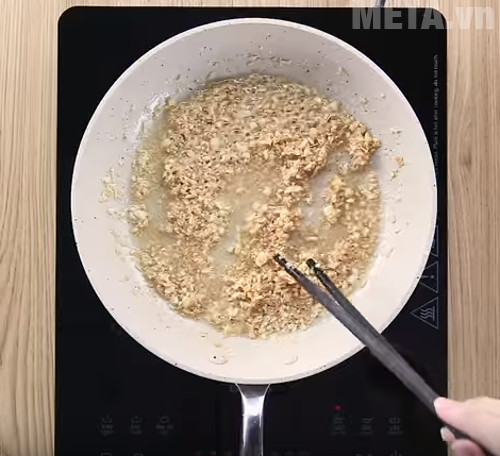 Bạn phi tỏi cho thơm vàng, tránh để tỏi bị cháy khét