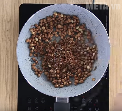 Bước cuối cùng là bạn trộn lạc với phần tỏi đã uớp gia vị là đã hoàn thành rồi