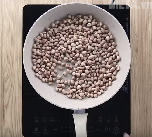 Bước đầu tiên bạn rang lạc cho vàng đều, tránh bị cháy