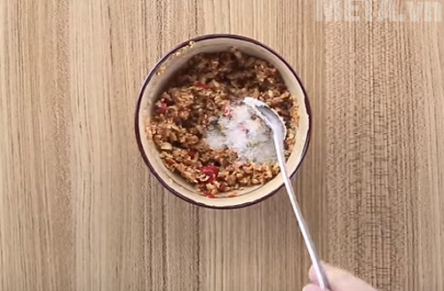 Tỏi rây qua cho hết dầu, rồi trộn phần tỏi chiên với các gia vị 