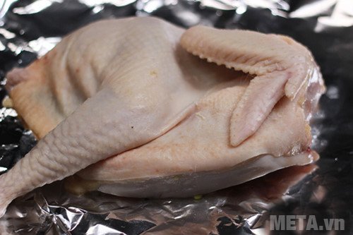 Để gà trên lớp giấy bạc và cho vào lò nướng Để gà trên lớp giấy bạc và cho vào lò nướng