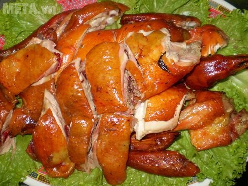 Từng miếng thịt gà vàng óng với lớp da giòn rụm, thịt bên trong chín mềm vừa phải, hương vị ngọt ngào và đậm đà sẽ là món ăn mà cả người lớn và trẻ em đều rất thích. Từng miếng thịt gà vàng óng với lớp da giòn rụm, thịt bên trong chín mềm vừa phải, hương vị ngọt ngào và đậm đà sẽ là món ăn mà cả người lớn và trẻ em đều rất thích.