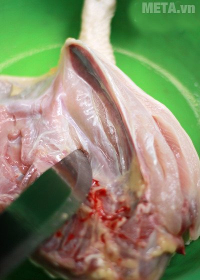 Chuẩn bị nửa con gà và rửa sạch để ráo nước Chuẩn bị nửa con gà và rửa sạch để ráo nước