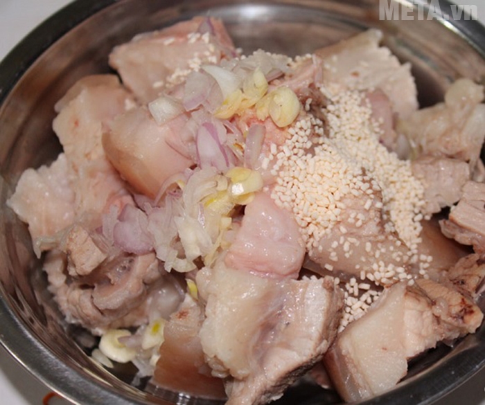 Ướp thịt với các gia vị và để từ 20 - 30 phút