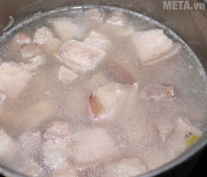 Bạn cho thêm nước và đun nhỏ lửa