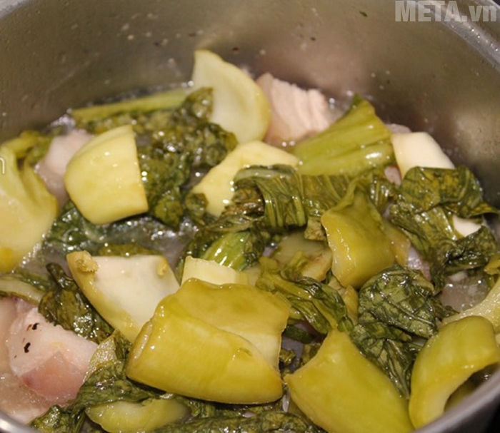 Khi nước trong nồi còn một nửa, bạn cho dưa vào và kho tiếp