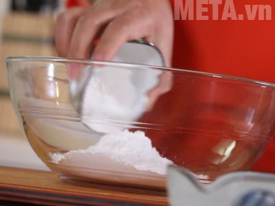 Bước đầu tiên bạn trộn các loại bột với nhau